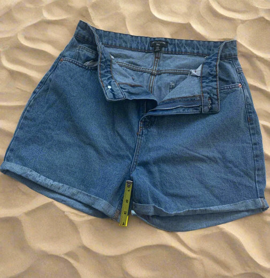 STYLISH JEAN SHORTS WITH A CUTE DESIGN.